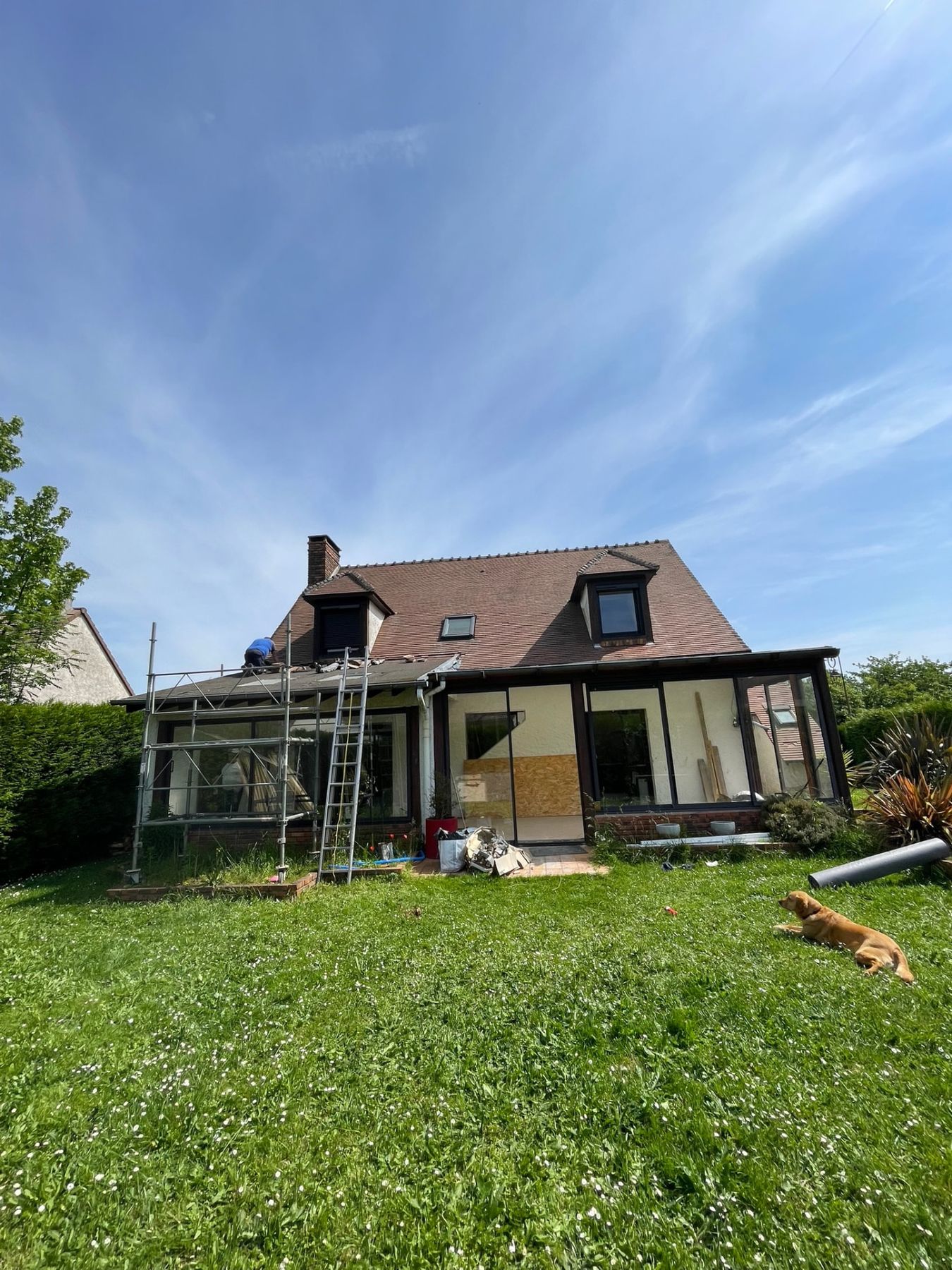 Échafaudage installé sur la véranda pendant la réfection de la toiture en zinc