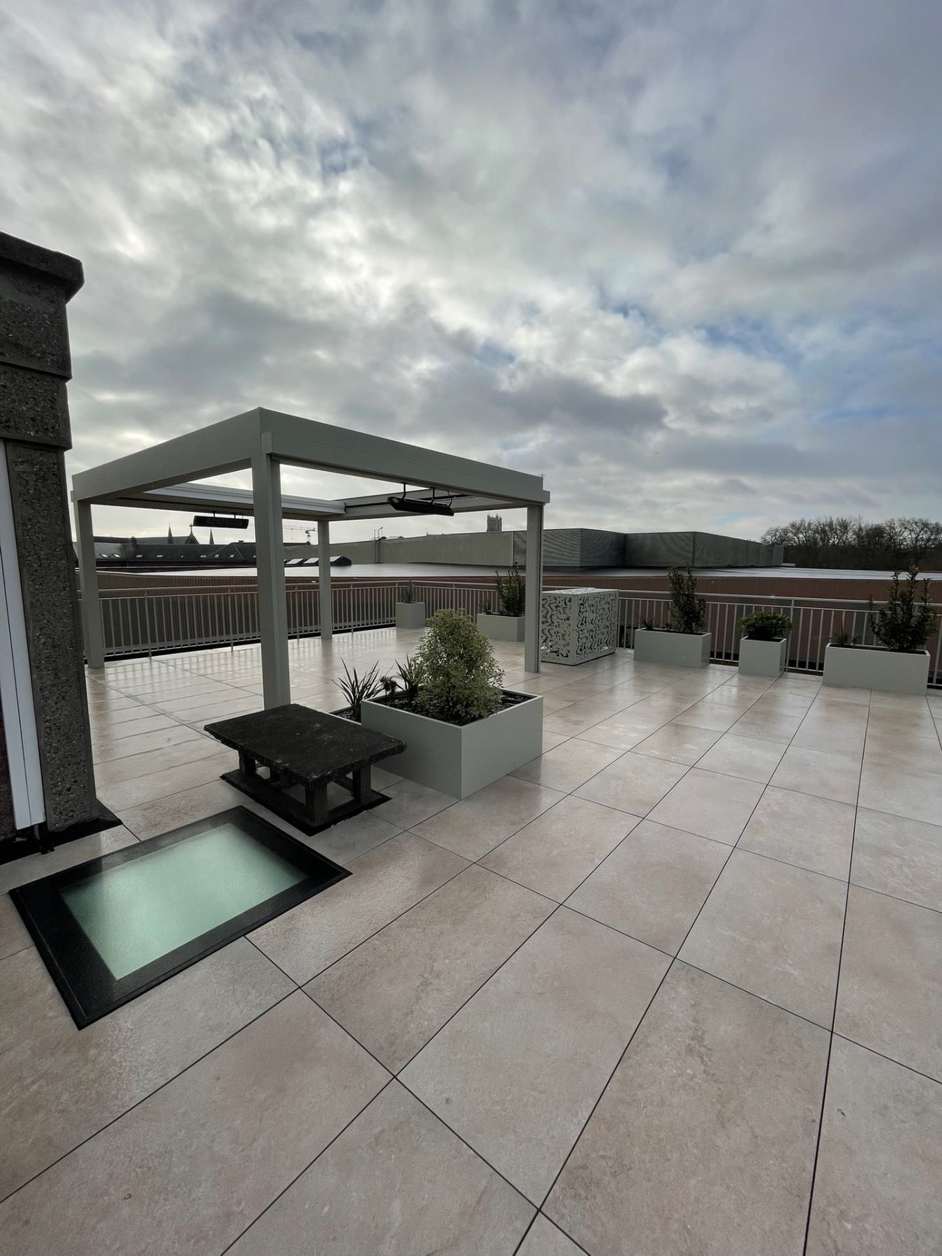 Terrasse accessible avec pergola, jardinières et puits de lumière vitré