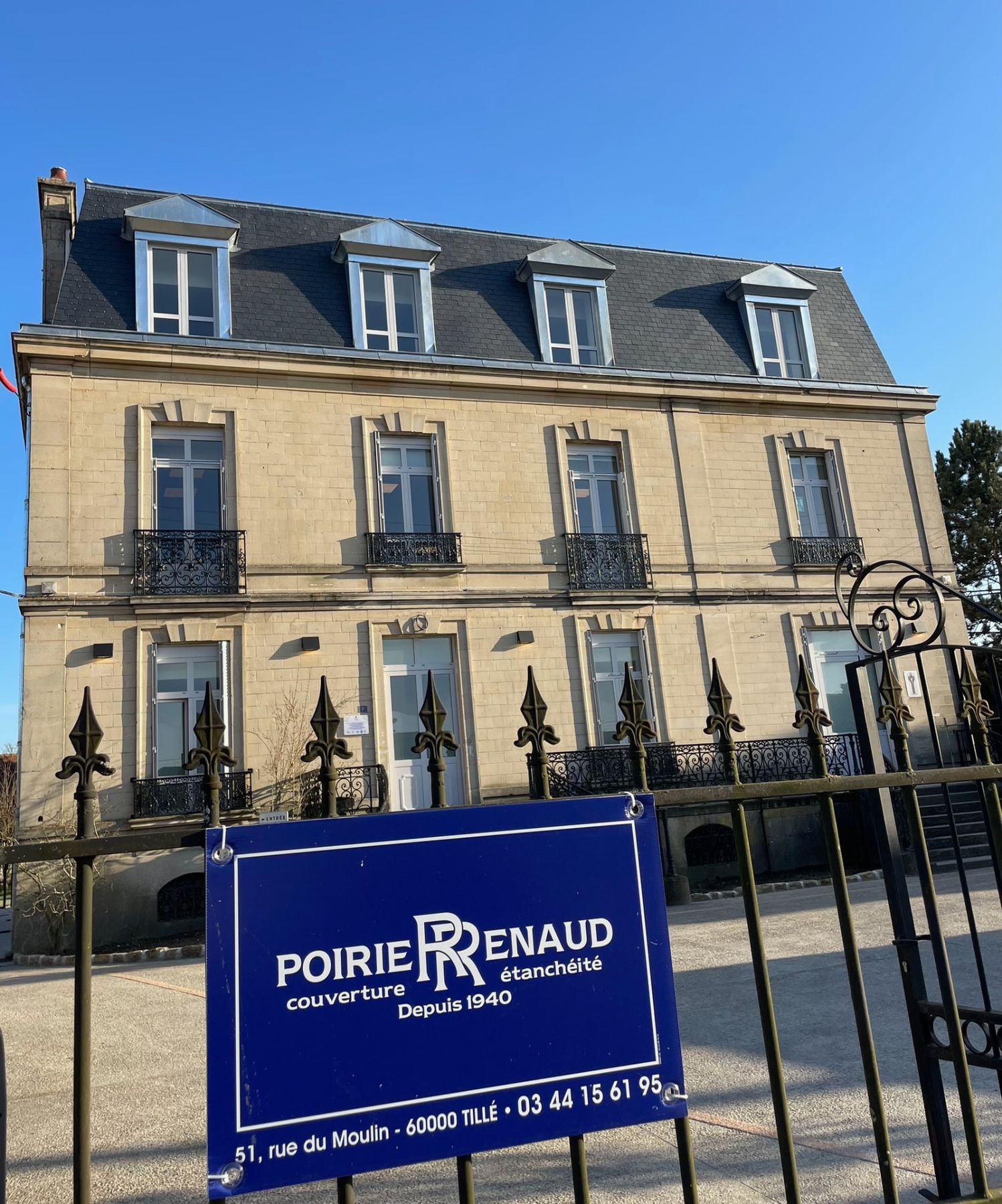 Maison de maître rénovée, détail de la façade et des descentes en zinc neuves