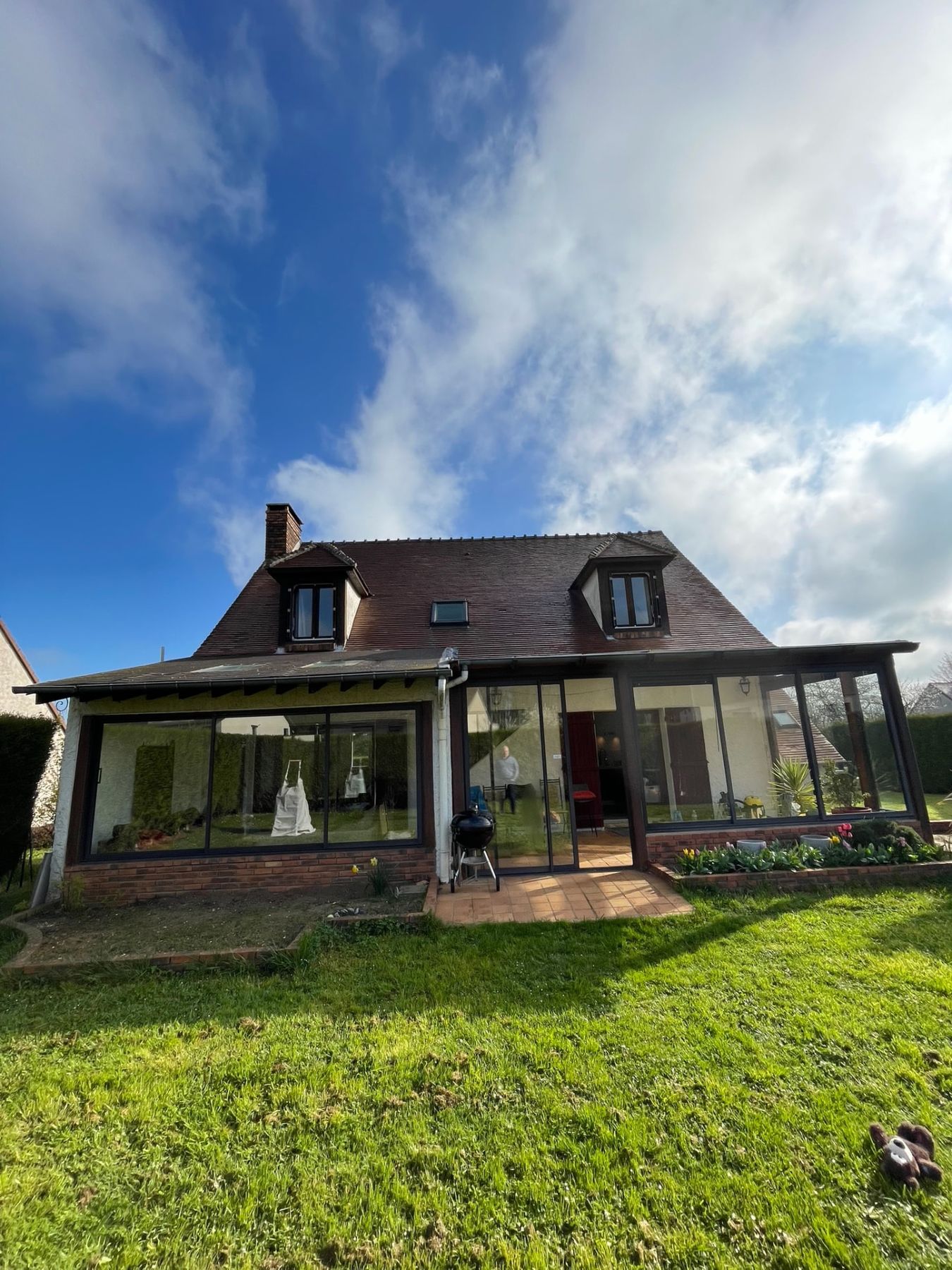 Maison avec extension véranda avant travaux, vue d'ensemble depuis le jardin