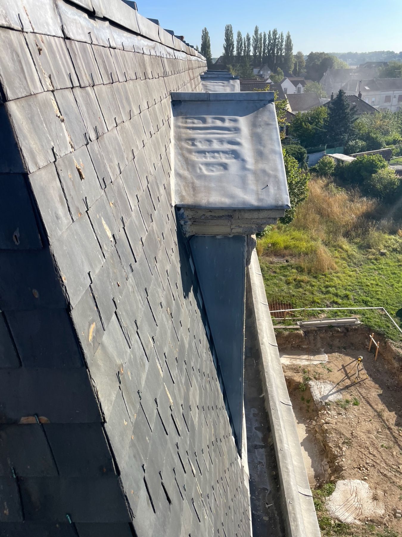 Détail avant travaux : chéneau encaissé et habillage de lucarne en zinc à reprendre