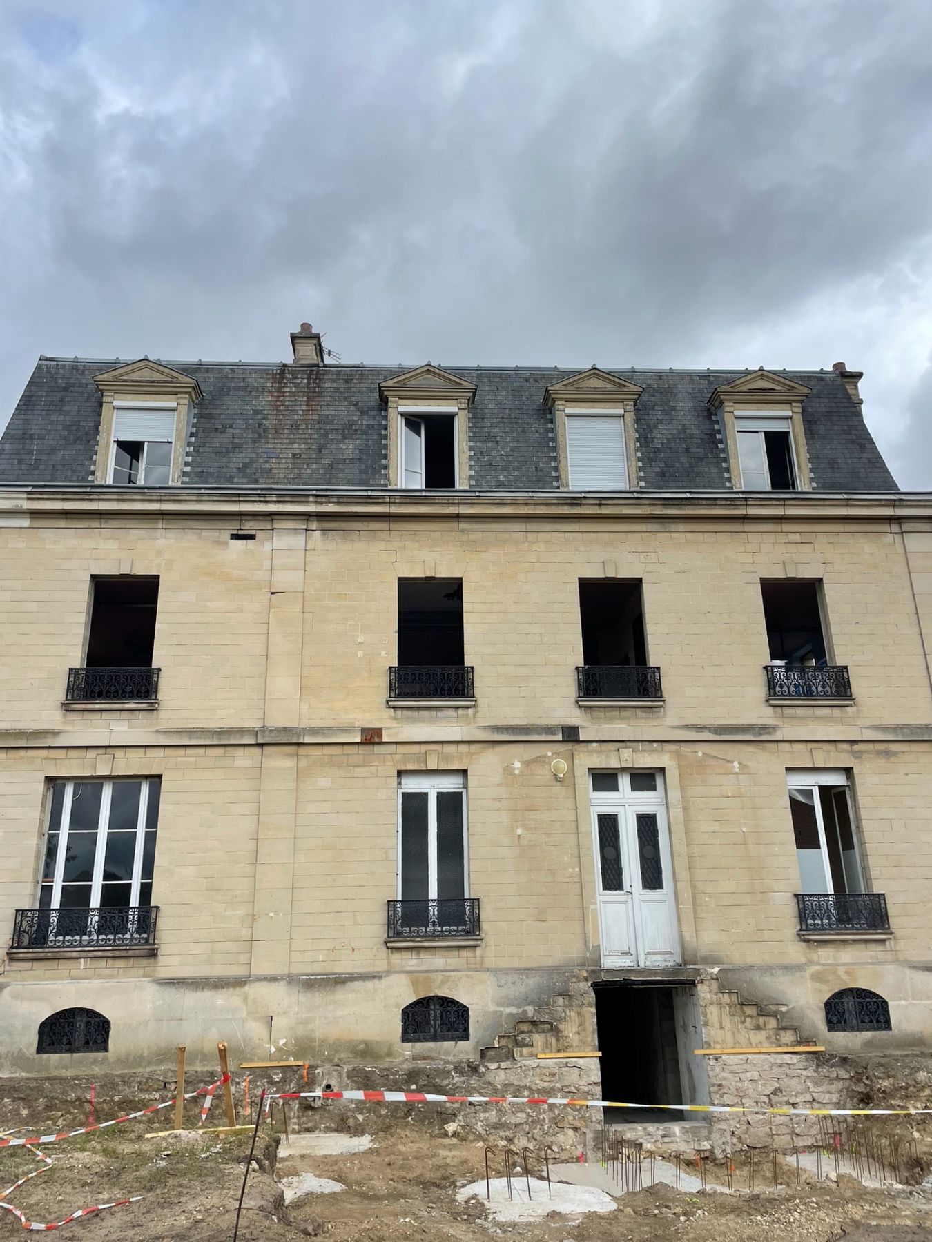 Maison de maître avant rénovation : toiture à la Mansart en ardoise usée et lucarnes fatiguées