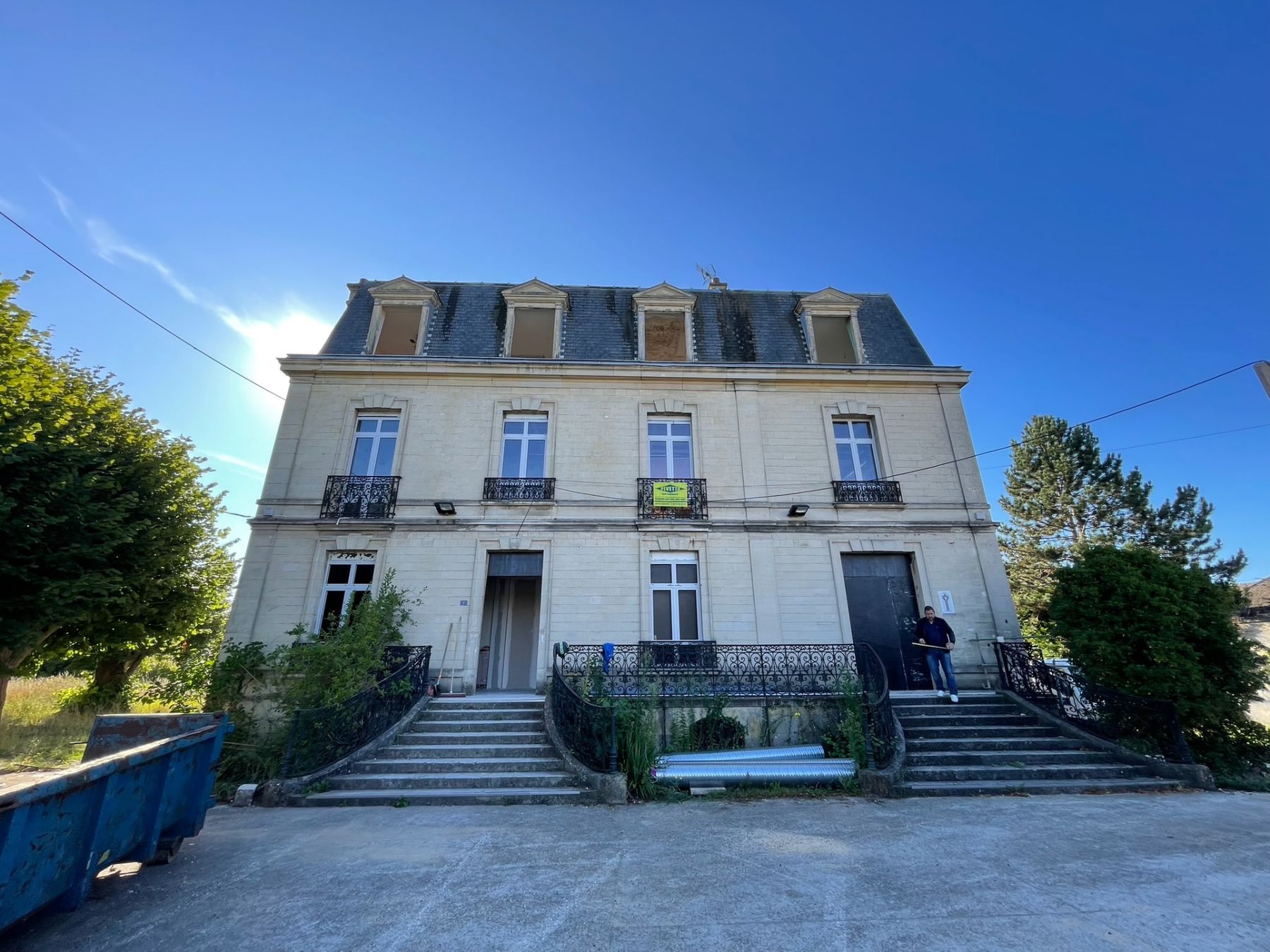 Maison de maître avant travaux, vue d'ensemble de la façade en pierre et de la couverture ardoise
