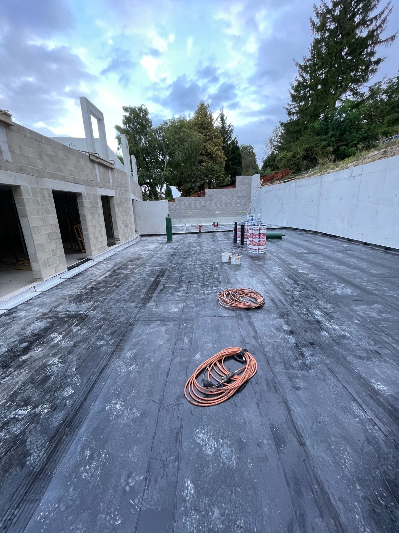 Membrane d'étanchéité bitume posée, relevés sur murs en béton banché