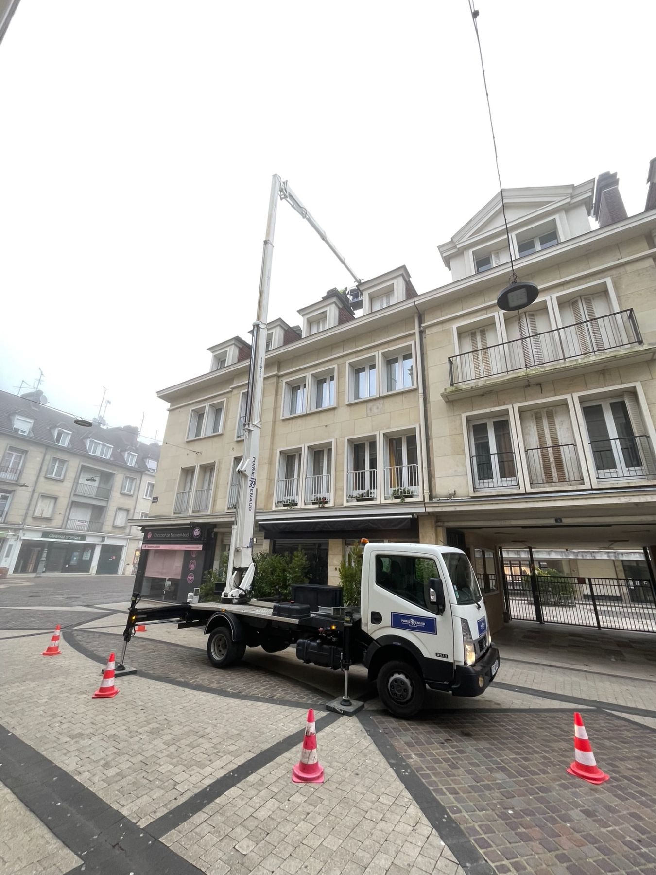 Camion nacelle Renaud Poirier déployé pour une réparation de toiture dans le centre-ville de Beauvais