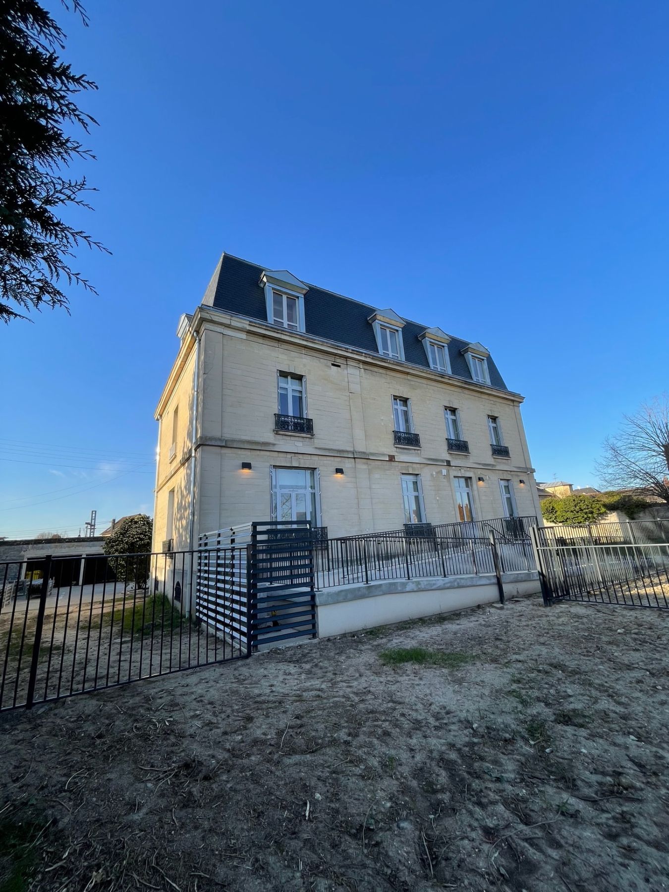 Maison de maître après travaux : brisis en ardoise neuf et lucarnes rhabillées en zinc