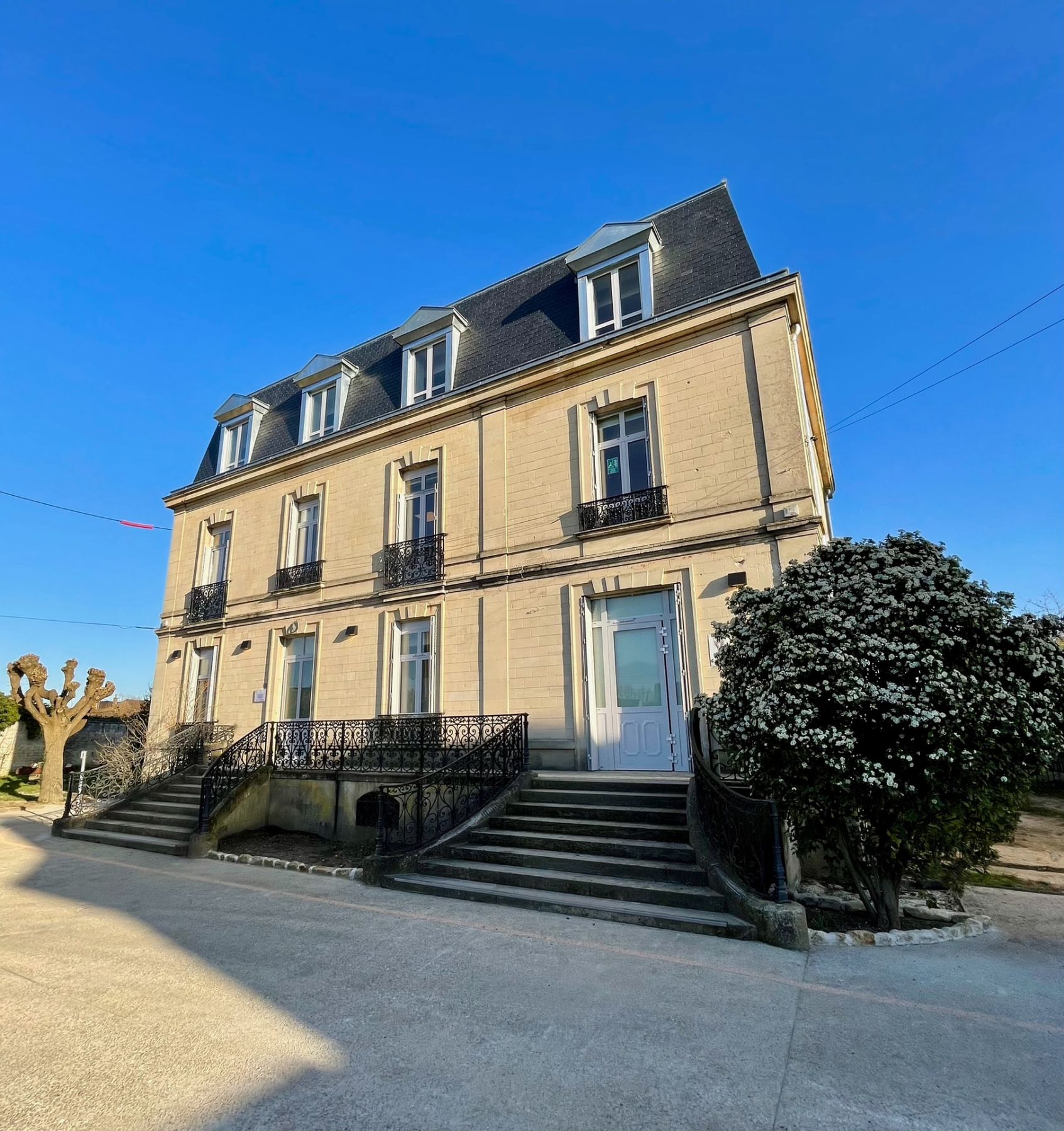 Maison de maître après travaux, autre angle sur la toiture en ardoise rénovée