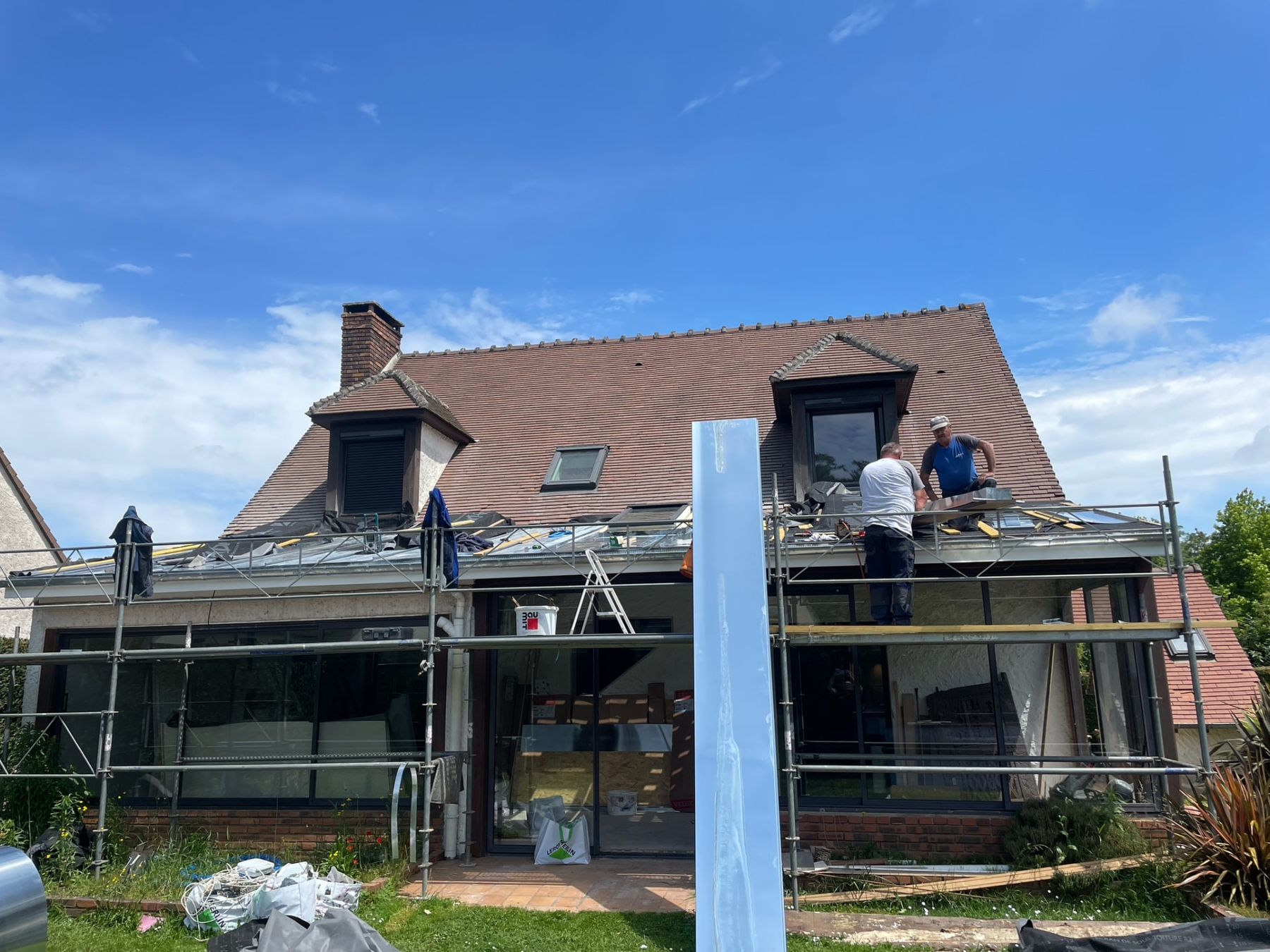 Nos couvreurs zingueurs en cours de pose de la nouvelle toiture de véranda