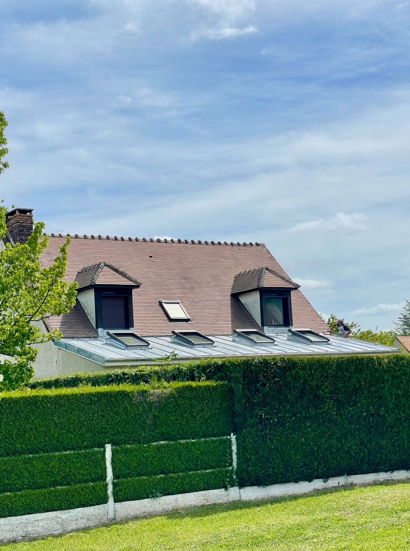 Toiture de véranda en zinc terminée, détail des raccords et des châssis vitrés
