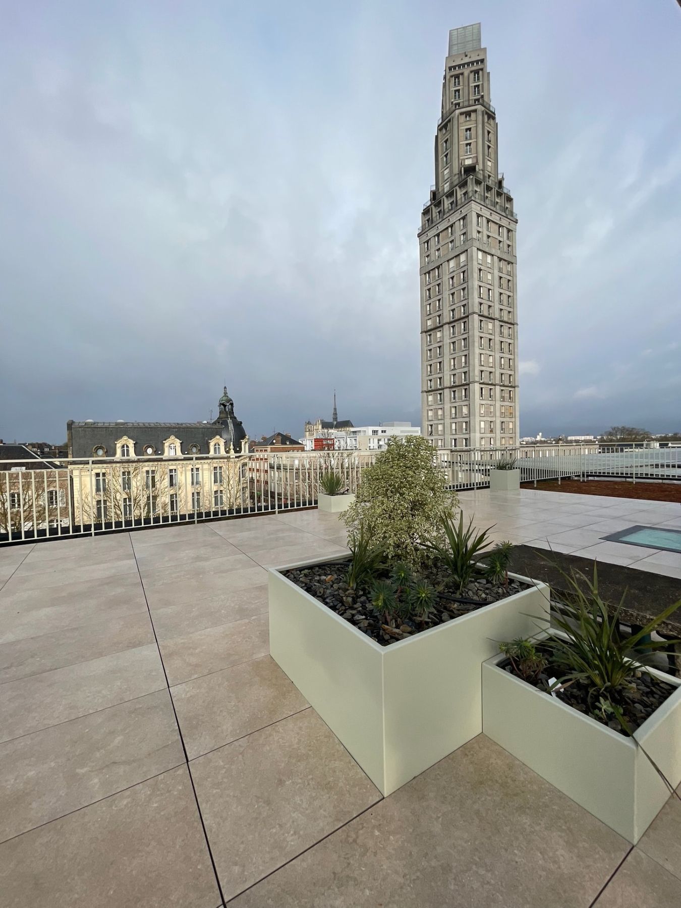 Terrasse végétalisée et jardinières sur rooftop du centre-ville d'Amiens