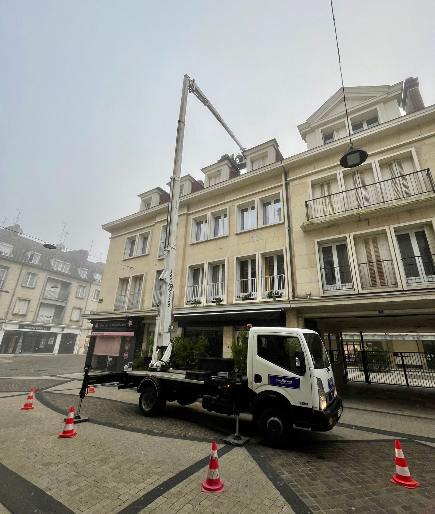 Intervention express en toiture à la nacelle, immeuble du centre-ville de Beauvais