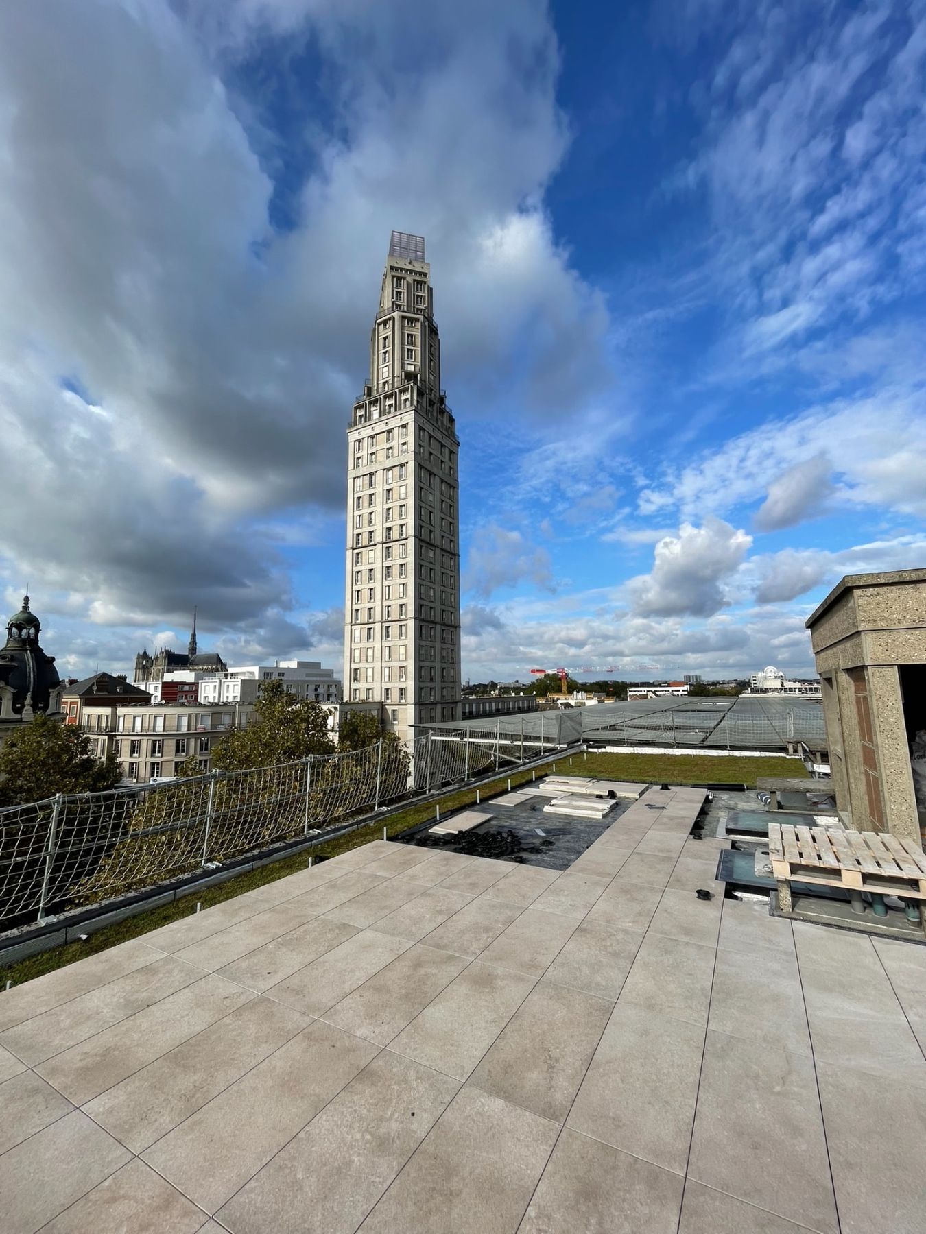Terrasse sur plots en cours d'achèvement, Tour Perret d'Amiens en arrière-plan