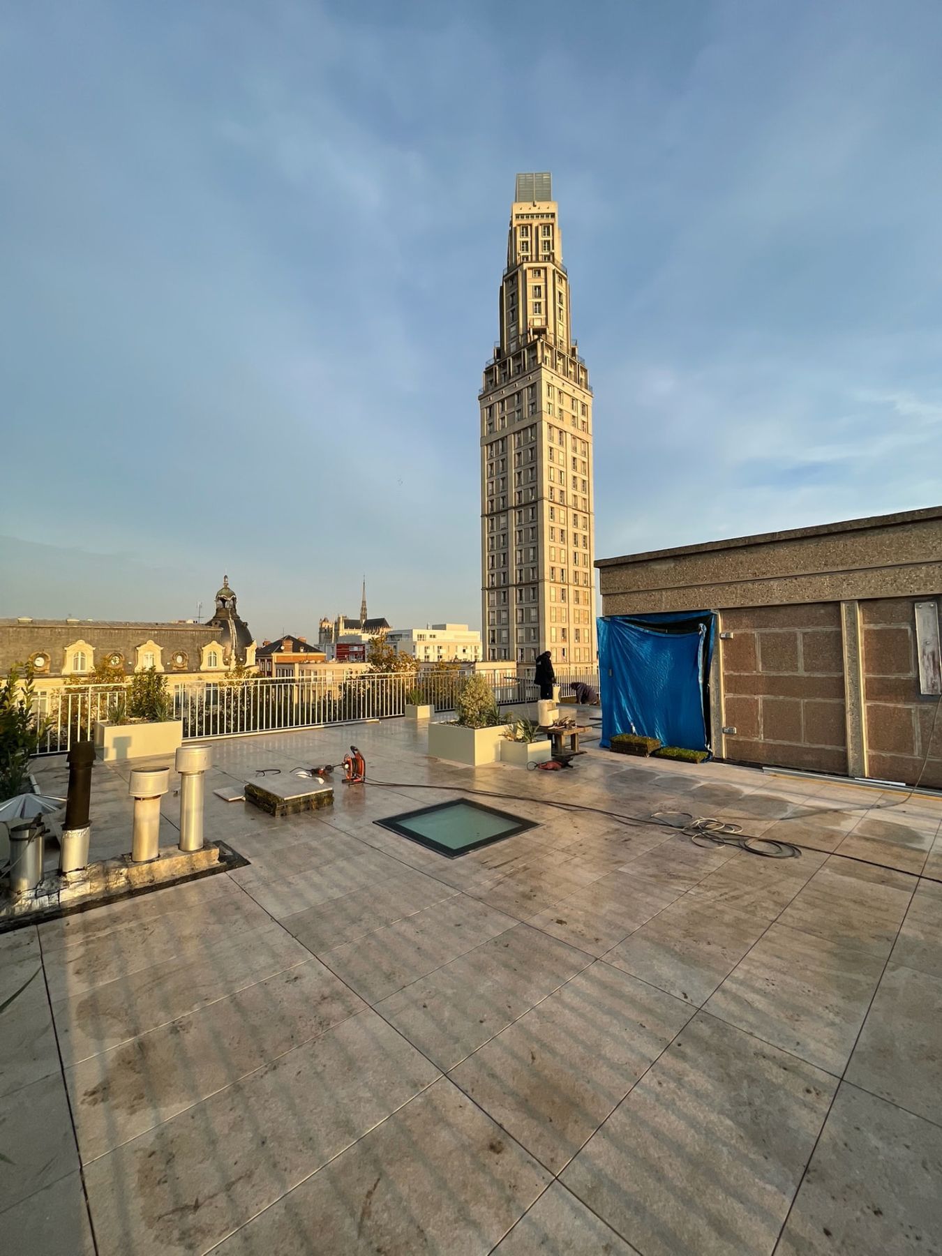 Terrasse sur plots achevée face à la Tour Perret à Amiens