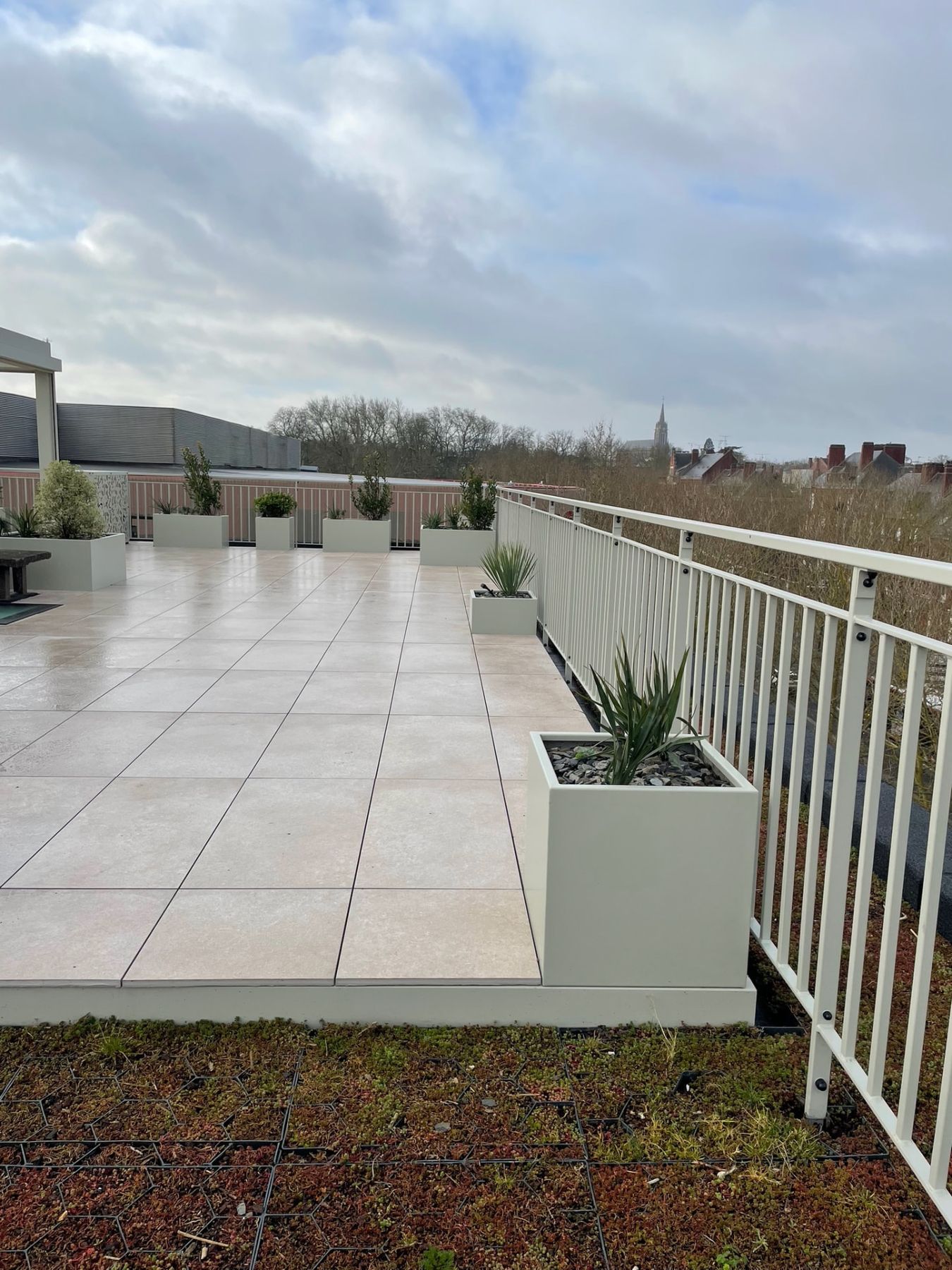 Terrasse accessible aménagée avec jardinières et végétalisation, centre-ville d'Amiens