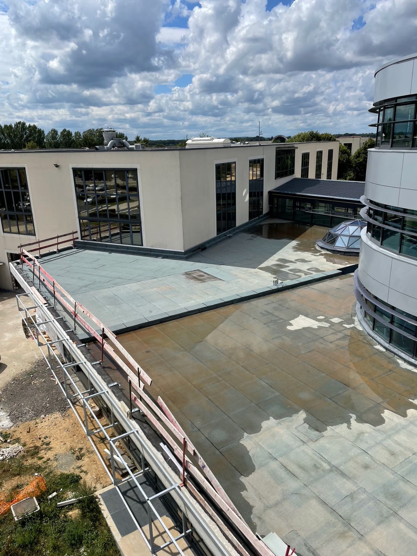 Toiture-terrasse de bâtiment tertiaire en préparation avant végétalisation