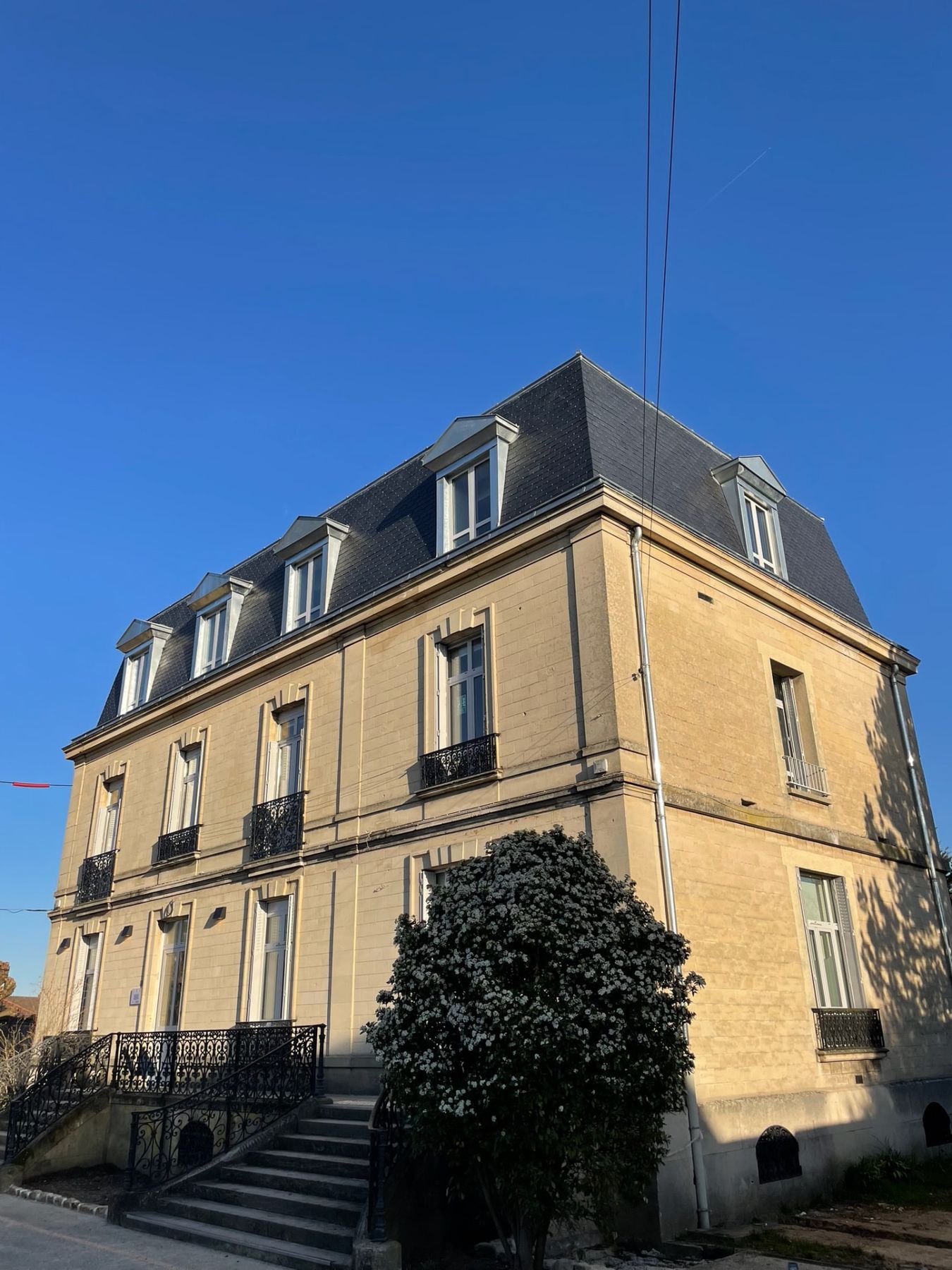 Toiture à la Mansart rénovée : ardoise, lucarnes zinc et descentes neuves