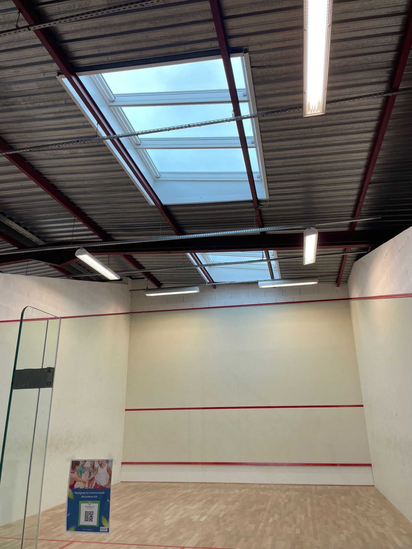 Verrière de fenêtres de toit VELUX au-dessus d'un court de squash