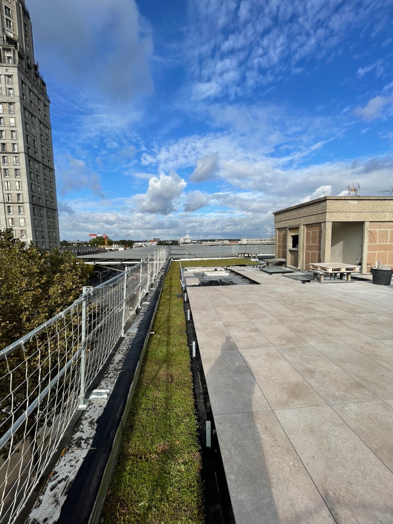 Terrasse sur plots et bande végétalisée en rive de toiture, centre-ville d'Amiens